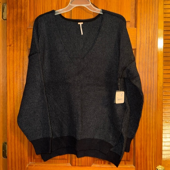 FREE PEOPLE NWT oversized V-Neck black/ dark grey sweater - Picture 1 of 5